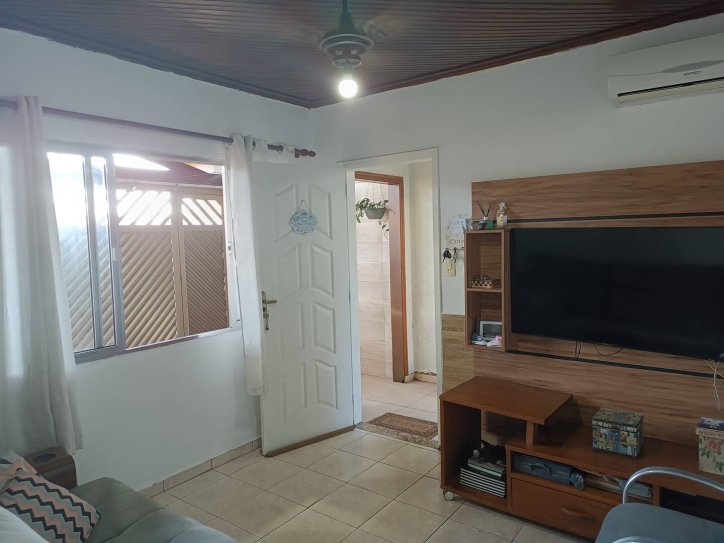 Casa à venda com 3 quartos, 99m² - Foto 1